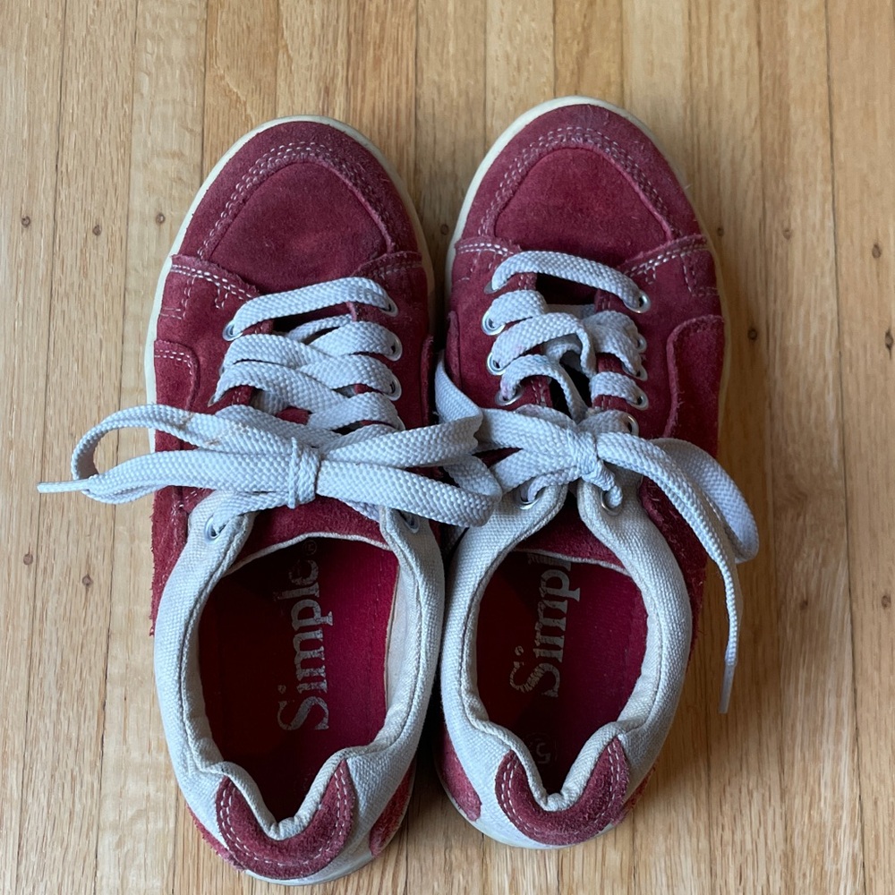 Simple OS Suede Sneakers

M5.5, Still lots of life left! Great used condition.